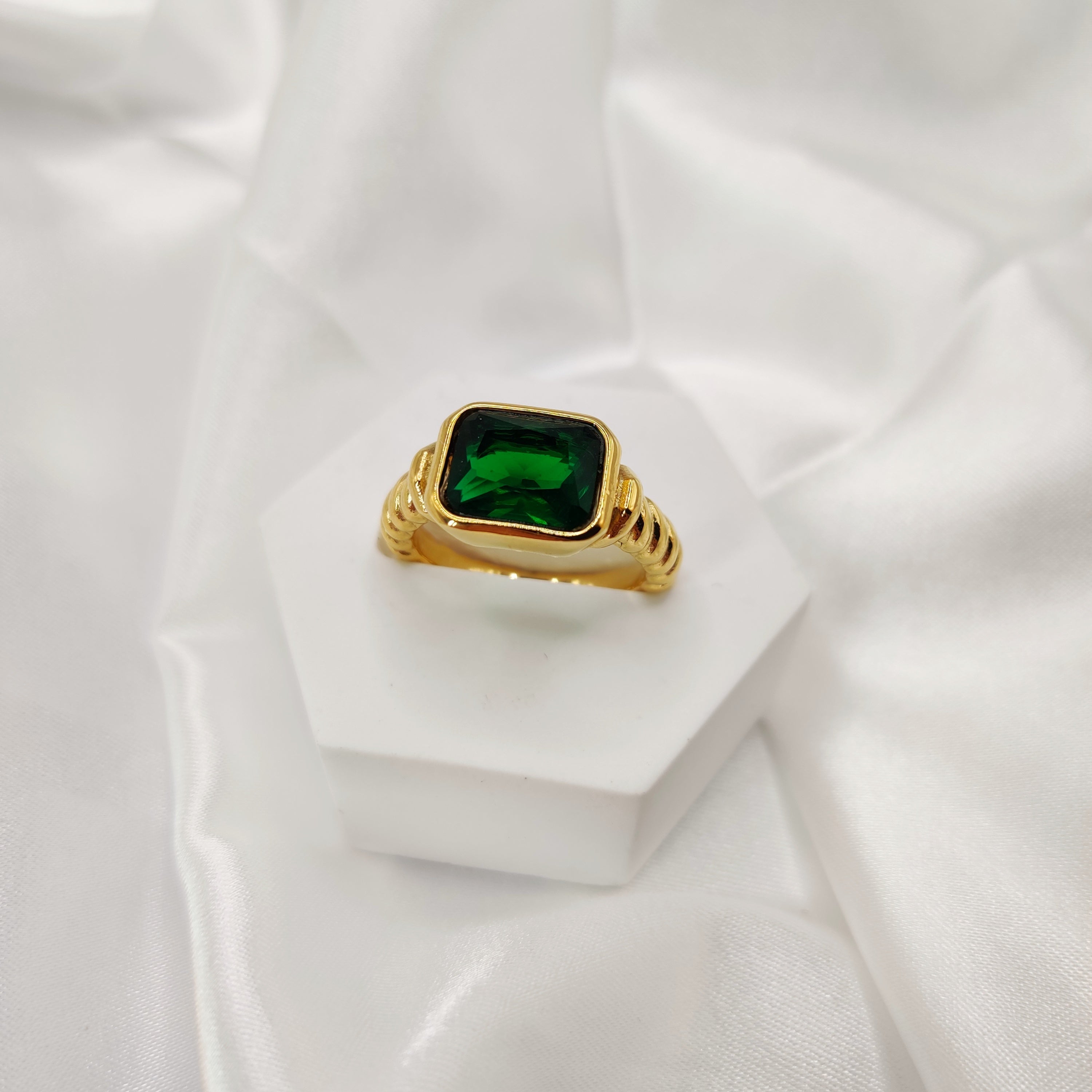 Buy Stylish Green Stone and Diamond Studded Golden Ring Online -  TheJewelbox – The Jewelbox