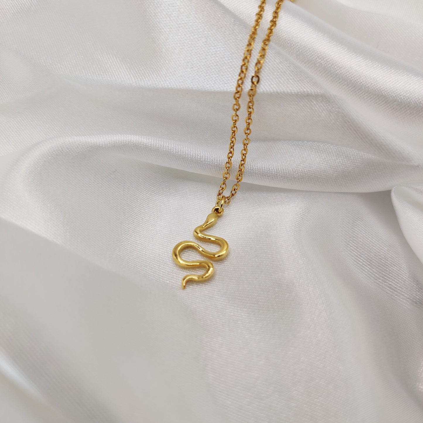 Smooth Curve Pendant Necklace